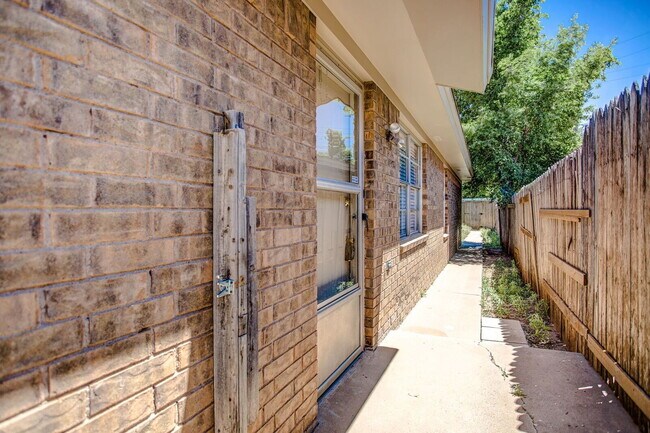 Foto del edificio - Cute & Cozy Two Bedroom Centrally Located ...