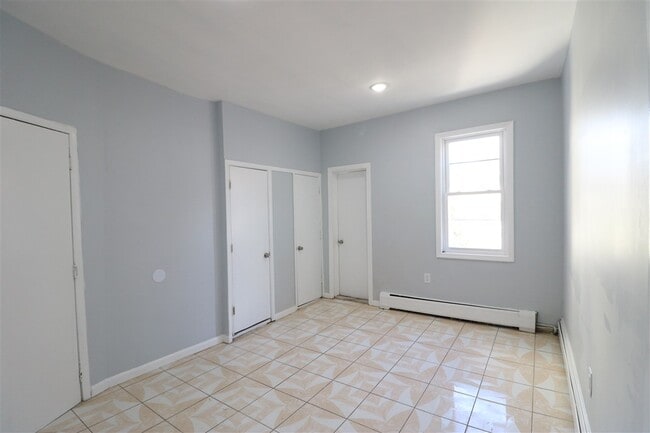 Building Photo - 1114 5th St