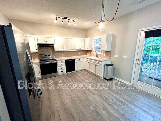 Foto del edificio - 340 Silverberry Ct