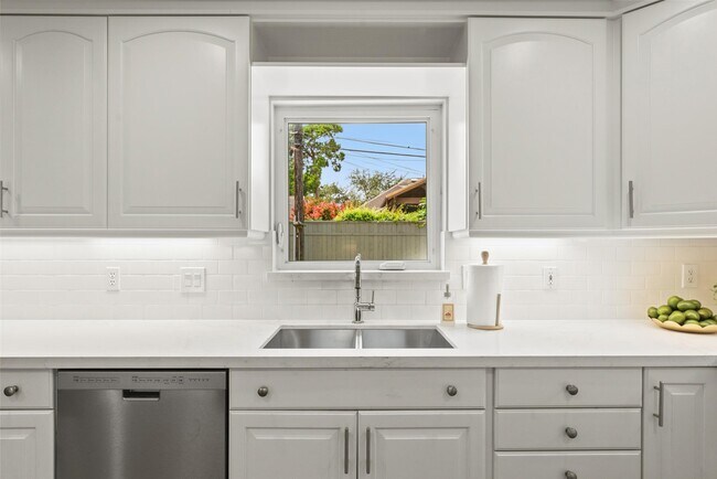 Building Photo - 7211 Alderney Dr
