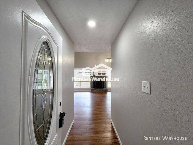 Building Photo - 2118 Creston Dr