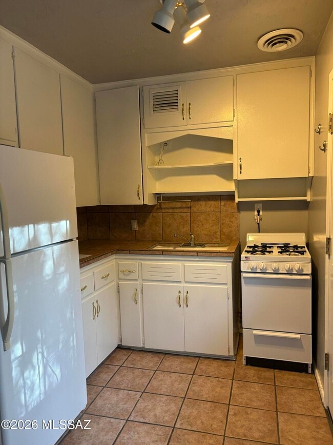 Foto del edificio - 1504 N Highland Ave