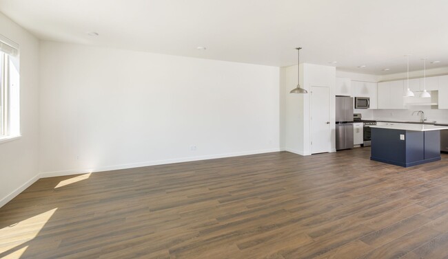 Building Photo - Three Bedroom Townhome is Beautiful Ten Tr...