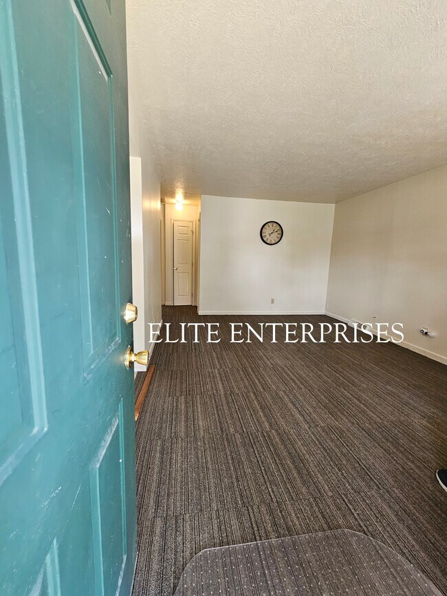 Foto del edificio - 2213 W Reservoir Blvd