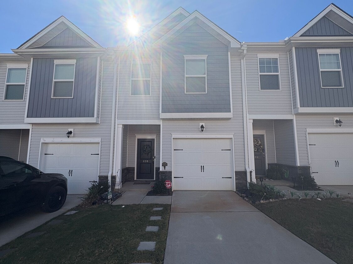 Spacious Townhome Available Now! - Spacious Townhome Available Now!