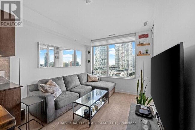 Building Photo - 576 Front St W