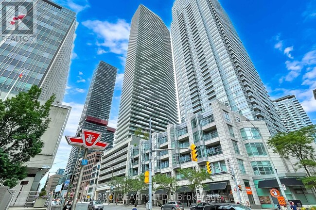 Building Photo - 2221-2221 Yonge St