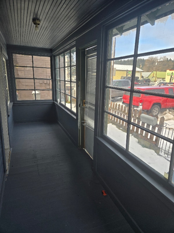 Building Photo - 716 E 1st St