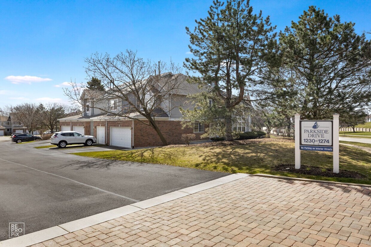 Primary Photo - Gorgeous End Unit with 3 Bed/2.5 Baths and...