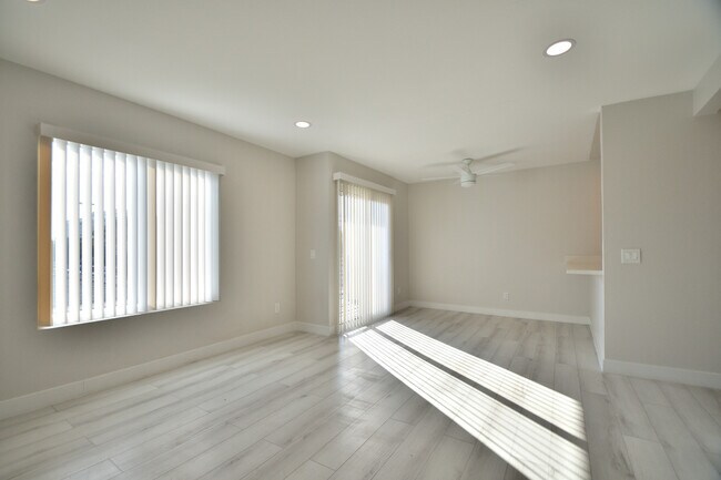 Building Photo - 15112 S Berendo Ave