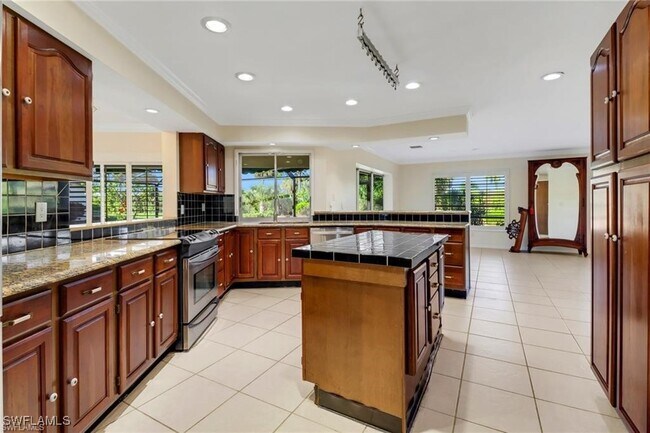 Building Photo - 449 Cypress Way E