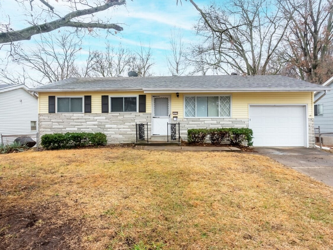 Primary Photo - Charming 3 Bed 1 Bath Home