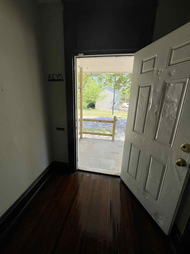 Building Photo - 246 E Dewald St