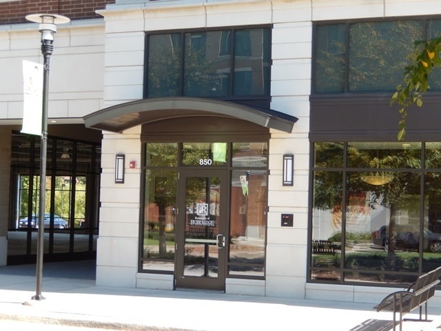 Building Photo - 850 Village Center Dr