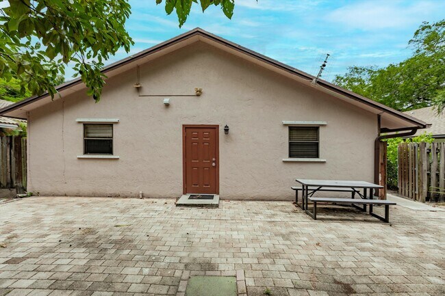 Foto del edificio - 1786 SW 22nd St