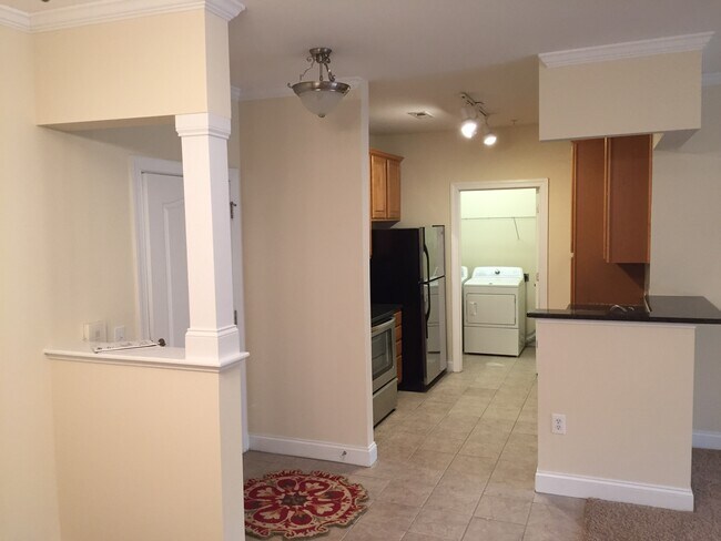 Cocina izquierda, Puerta principal, sala de lavandería - 2810 Bedford Green Dr