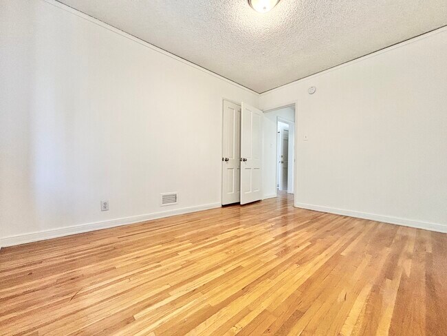 Foto del edificio - 326 Amherst Dr