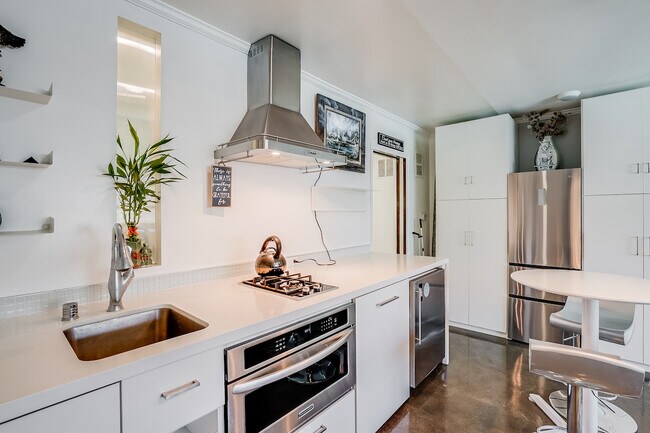 Foto del edificio - 1255 N HARPER Ave