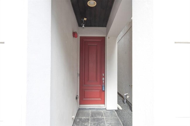 Building Photo - 2905 Bering Dr
