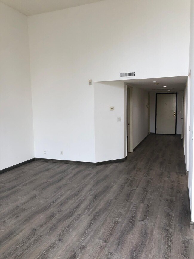 Building Photo - 7001 S La Cienega Blvd