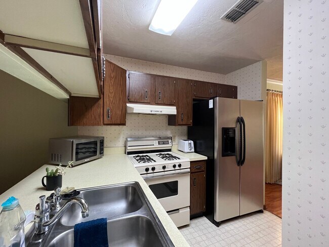 Building Photo - Spacious 2 Bedroom 2 Bath w/Attached 1 Car Garage in Plymouth Place Community