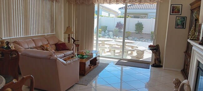 Foto del edificio - 1716 N Forest Oaks Dr
