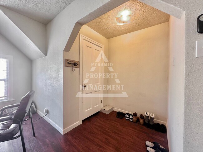 Building Photo - 2561 Orchard Ave