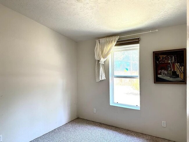 Foto del edificio - For Rent | Spacious 2 Bedroom + Den Home in Ocean Park