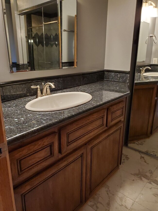 Foto del edificio - Spacious 4bd/2ba House Near Laguna Lake