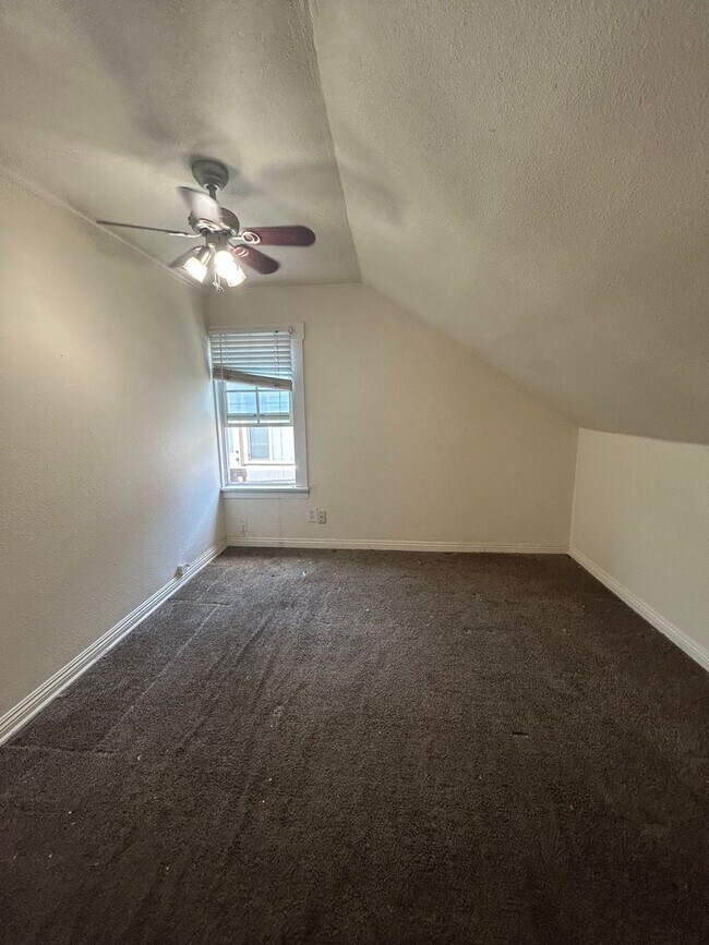 Foto del edificio - Upstairs one bedroom available now on Emerald between Cass and Bayard