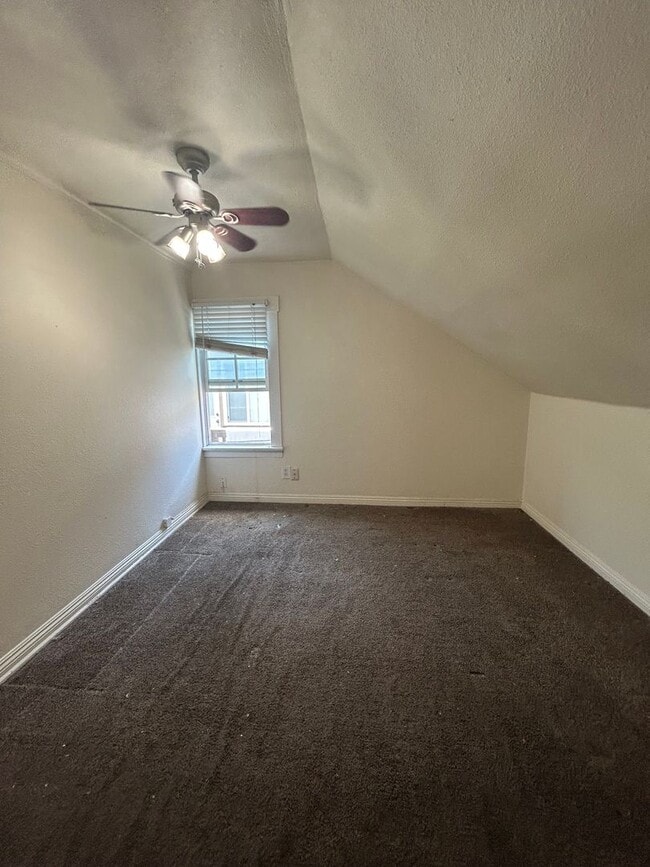 Building Photo - Upstairs one bedroom available now on Emerald between Cass and Bayard