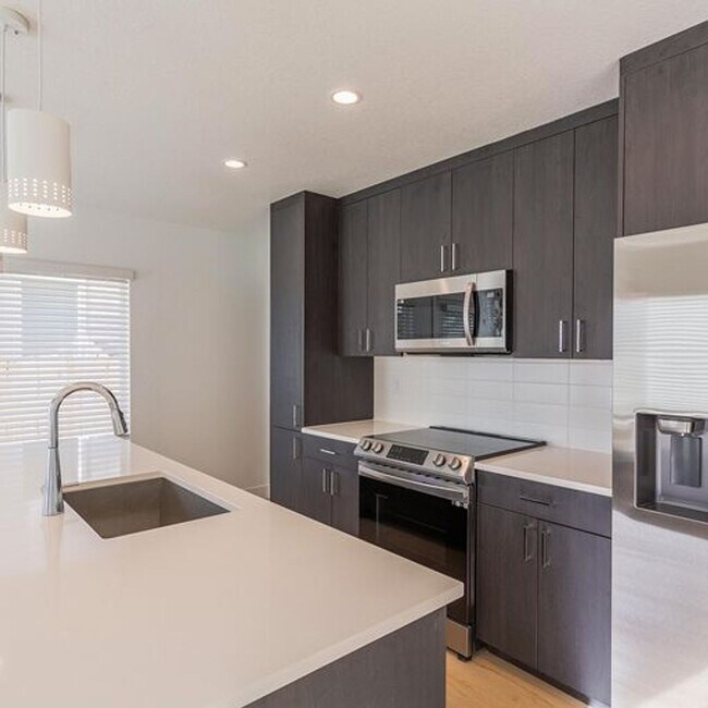 Foto del edificio - 4-weeks free! | Private Yard, Garage, Corn...
