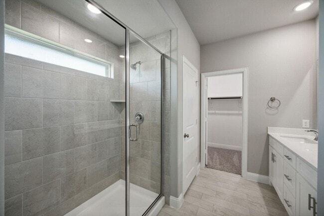 Building Photo - Prime Location Available First of November