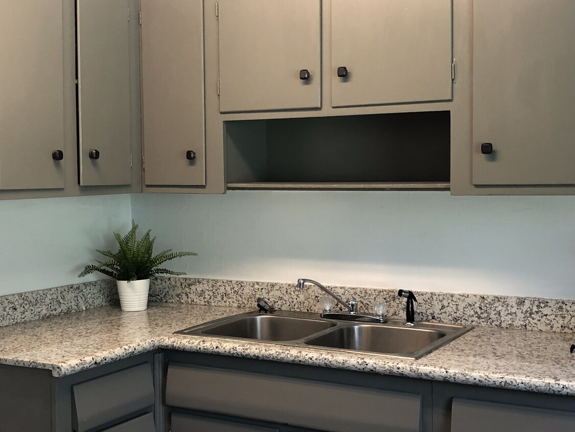 Updated kitchen with granite countertops - 300 Pine St