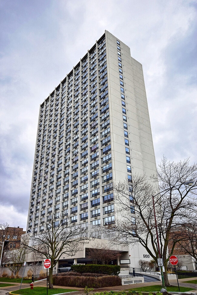 Foto del edificio - 5100 N Marine Dr