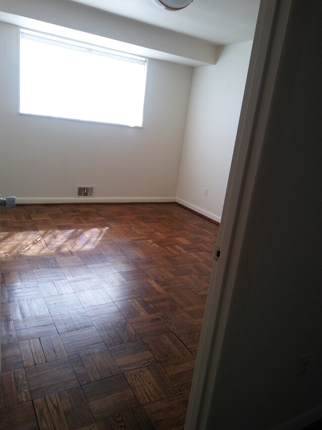 bedroom 1 - 10513 Montrose Ave
