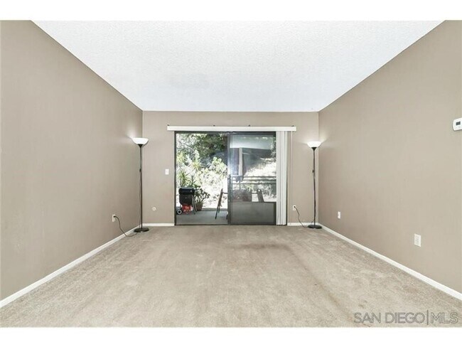 Foto del edificio - 7865 Golfcrest Dr