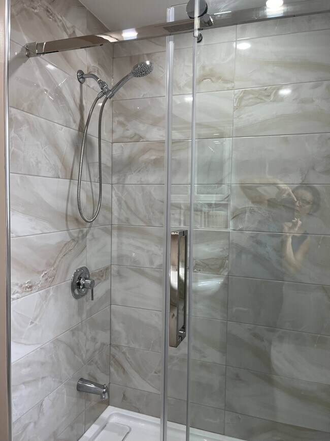 Shower - 38 Vanevery St