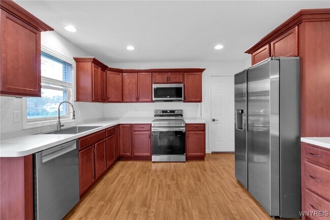 Building Photo - 940 Reserve Rd