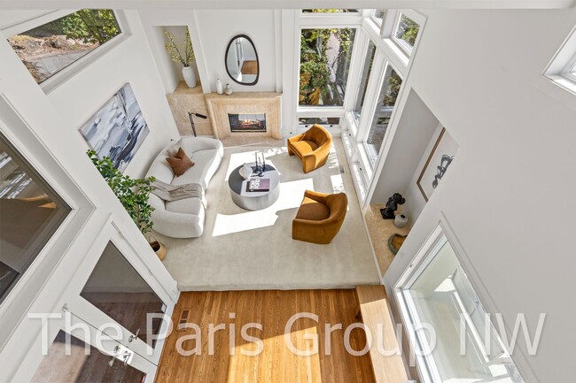 Foto del edificio - Stunning 3 Story Kirkland Water View Home ...