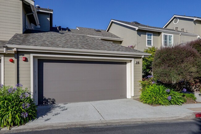Foto del edificio - 3BR/3BA Village In The Park Townhome with Pool & 2-Car Garage | YouTube Tour