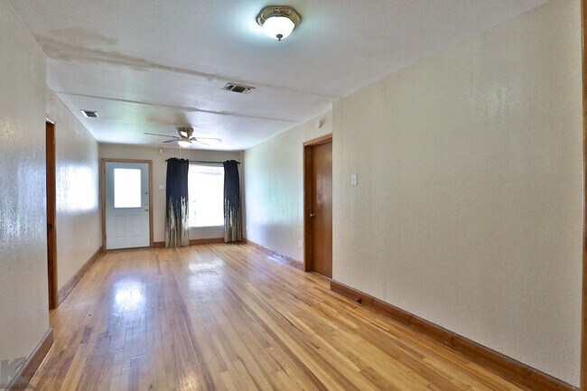 Foto del edificio - 3 bed 2 bath 2 car carport home in south A...