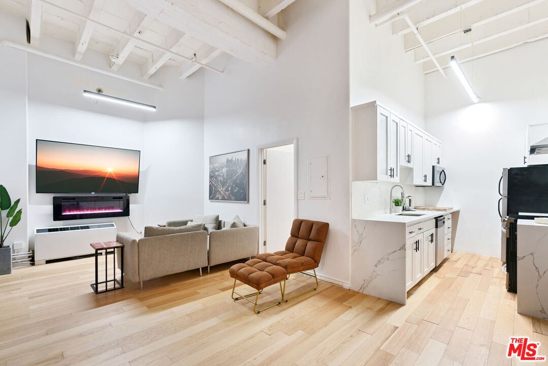 Primary Photo - 312 W 5th St