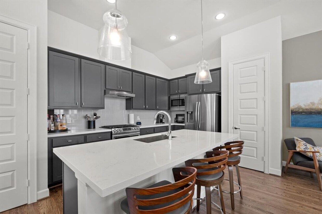 Primary Photo - Stunning 3-Bedroom Modern Home with Elegan...