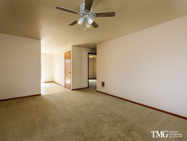 Foto del edificio - Don’t miss out on this spacious 2-bedroom duplex with premier outdoor space!