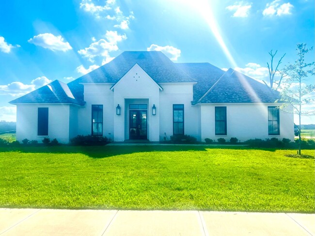 Building Photo - Beautiful Home in Alexandria with a Pool!!