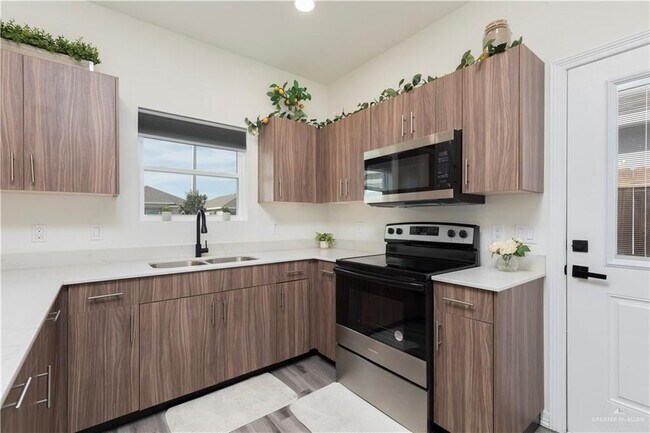 Foto del edificio - 1006 N Clarence Ave