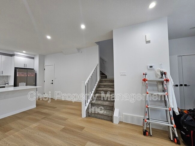 Building Photo - 10698-10661 61 St NW