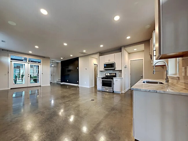 Building Photo - 2512 Colbert Dr