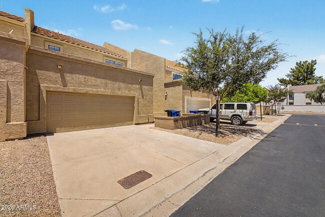 Building Photo - 2084 N Sunset Dr